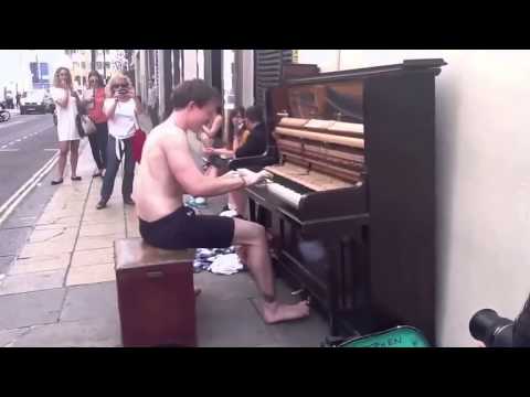 ქუჩაში უკრავს/ guy plays piano in the street/Границ таланта не существует